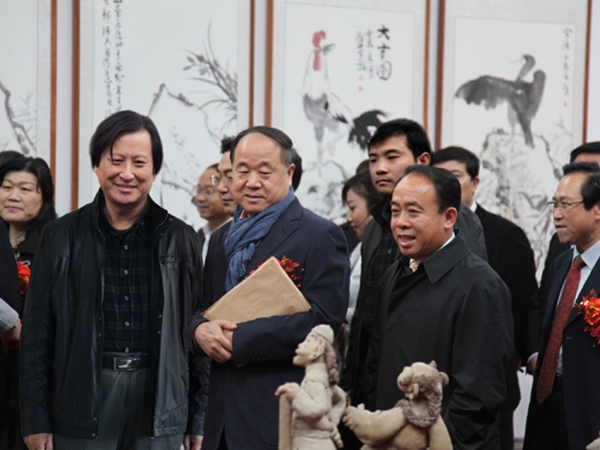中國作家協會副主席、2012年度諾貝爾文學獎獲得者莫言與總經理傅紹相在一起。