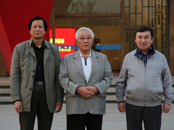 蒙古國前總理宮嘎·道爾基、現任議員巴克先生來華藝雕塑視察指導，并題字留念，及進行項目洽談合作等。傅紹相總經理陪同參觀并向客人介紹雕塑藝術。