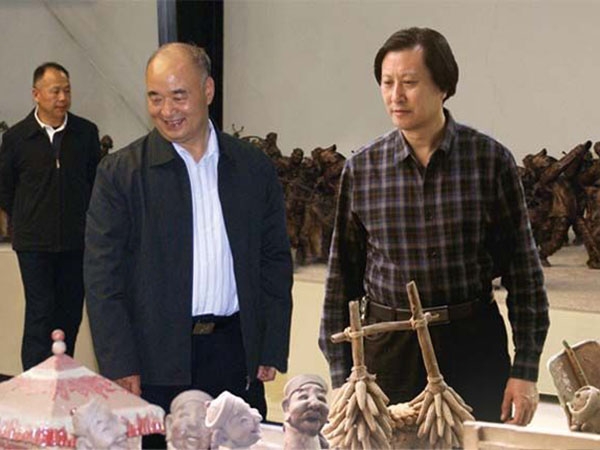 中央政治局委員、中央軍事委員會副主席許其亮來華藝雕塑視察指導，傅紹相總經理介紹雕塑藝術