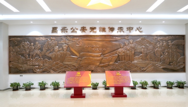 《昌樂縣公安局黨性教育傳承中心》紫銅板鍛造，尺寸：11×2.4m